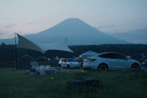富士山の麓、ふもとっぱら。張ったのはタープ一枚だけで、寝るのは車