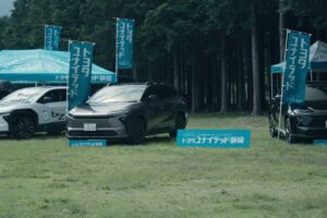 EV SUMMER CAMP 2026 の会場。メーカーのブースが並び、試乗会も並行して行われていた