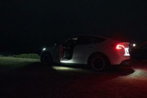 夜。片づけを終えたら、あとは車に乗り込むだけ