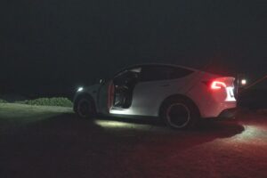 夜。片づけを終えたら、あとは車に乗り込むだけ