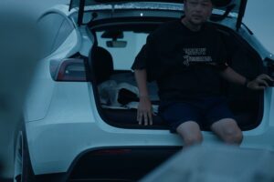 席を倒した車内が寝床になる。朝、リアゲートを開けたところ