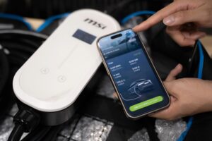 MSIのポータブル充電器「EZgo」とスマホアプリ「aConnect」