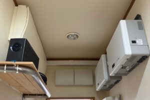 左の黒い機器が、V2HのUPS電源