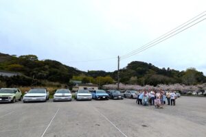 満開の桜をバックに参加者全員で記念撮影