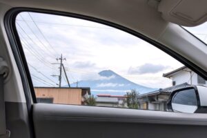富士の麓を目指して。車窓から顔を覗かせる富士山。