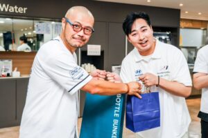 HMCK会長キム氏（右）と互いの友好のしるしとしてプレゼント交換