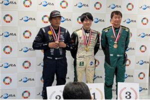 最終戦表彰式/1位、地頭所選手（中央）2位、加藤選手（左）3位、KIMI選手(右)
※年間優勝はKIMI選手が獲得